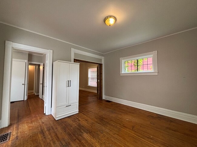 Building Photo - 47 Elmhurst-VR Unit 47-1