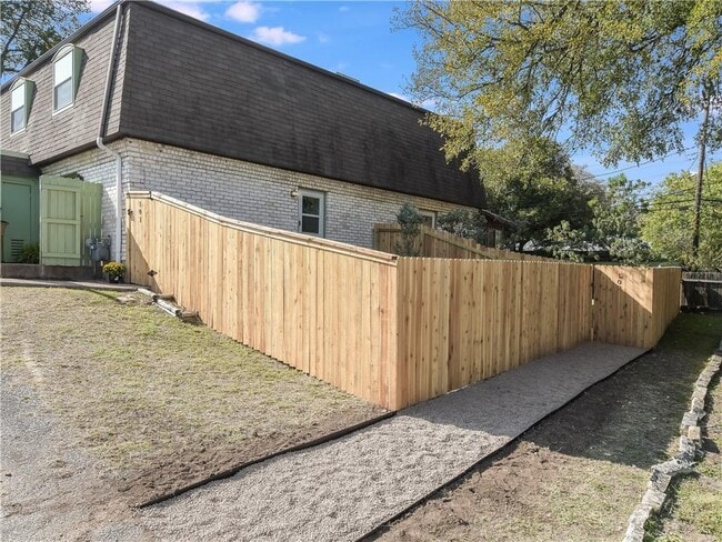 Building Photo - 2804 Westhill Dr Unit 101