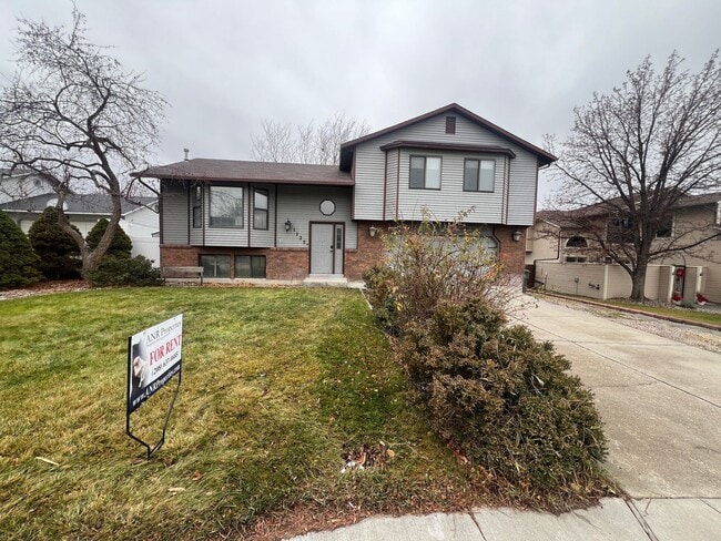 Building Photo - 3 Bedroom 3 Bathroom Highland area home.