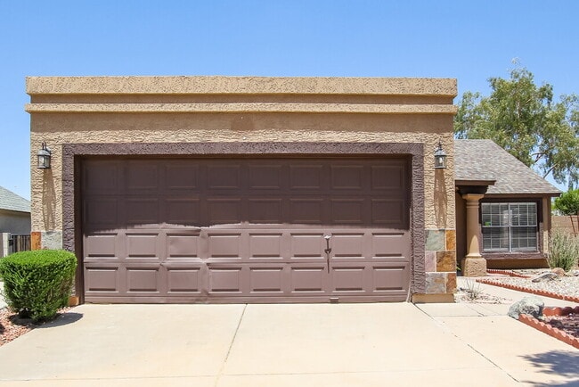 Building Photo - 1308 E Topeka Dr Rental
