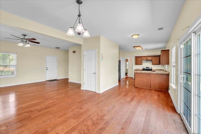 Photo - Spacious 4 Bed, 2.5 Bath in White Oak