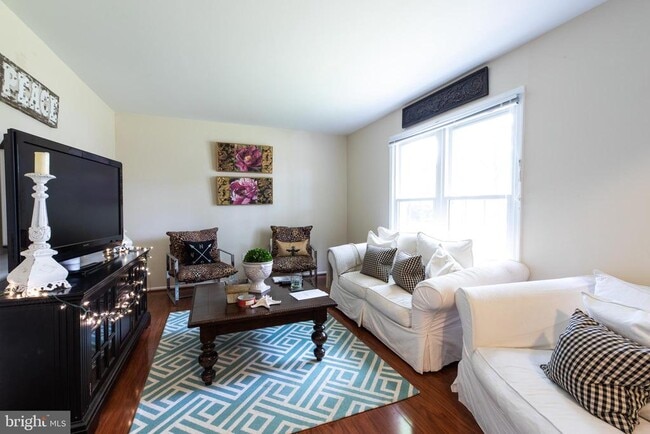 Photo - 2527 Lindley Terrace