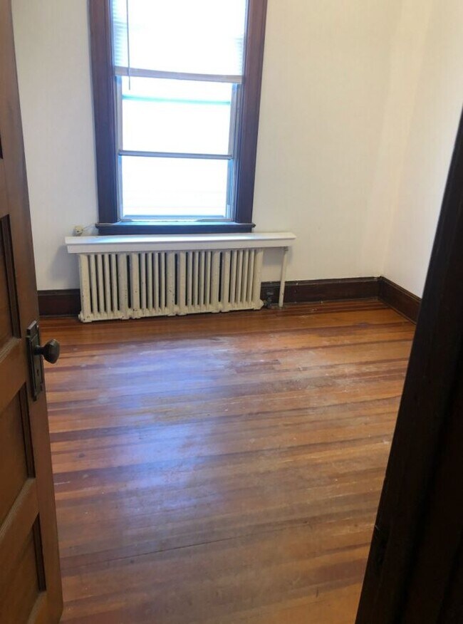 Photo - 374 Morris St Unit 2ND FLOOR 5 BEDROOM