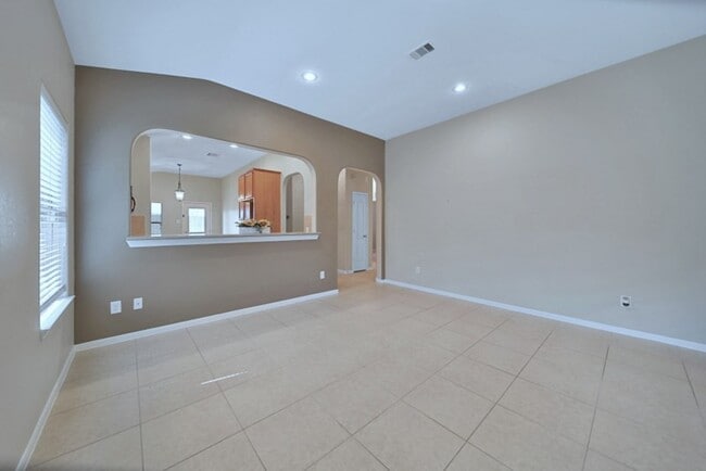 Photo - 622 W Newport Bend