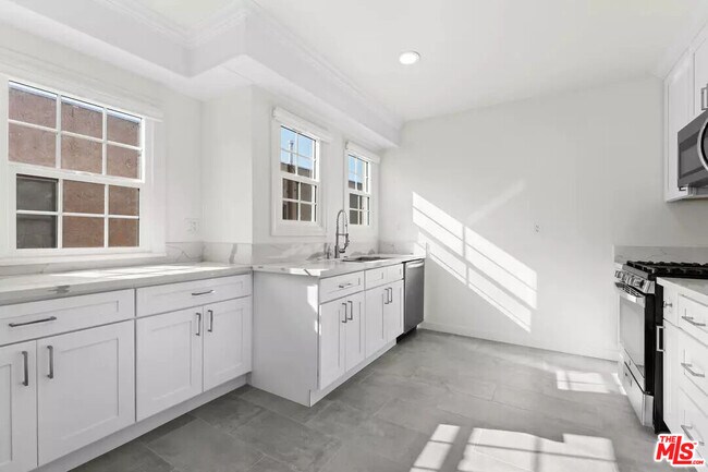 Photo - 1235 S Tremaine Ave