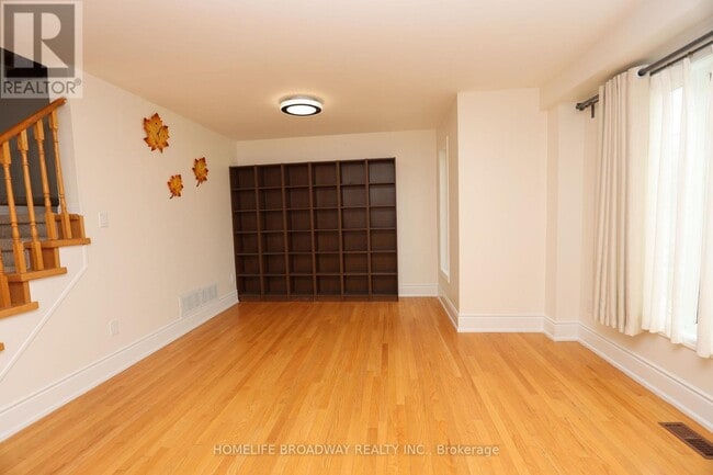 Photo - 775 Bur Oak Ave