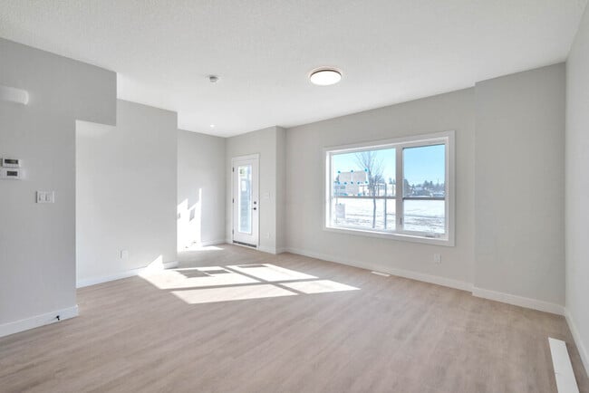 Photo - 14405 127 St