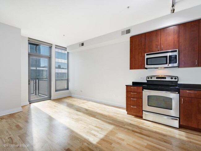 Photo - 1043 W Madison St Condo Unit 27R