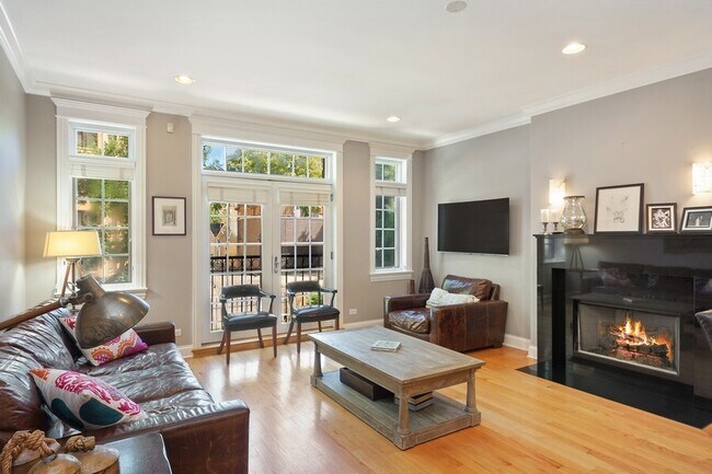 Photo - 3814 N Greenview Ave Unit 1