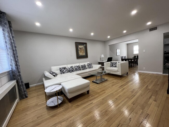 Photo - 12 COLLEGE St