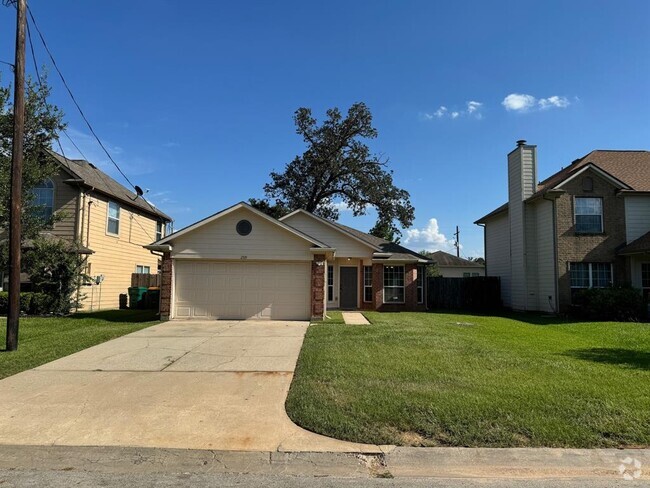 Building Photo - 2310 Shady Pine Dr Rental