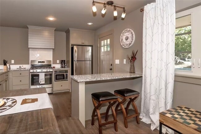 Building Photo - 301 NW F St