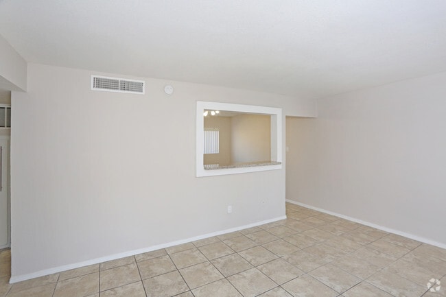 2BR, 1BA - 765 SF