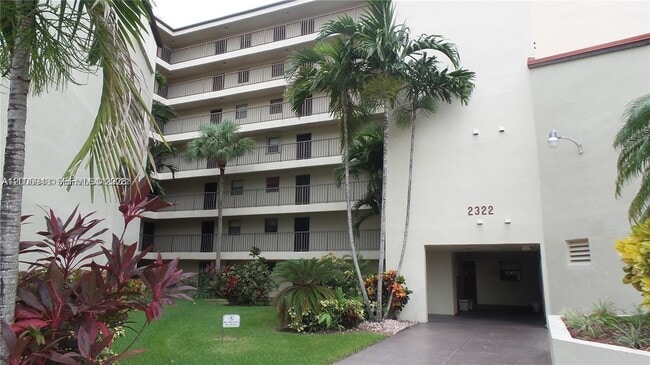 Building Photo - 2320 S Cypress Bend Dr Unit 204