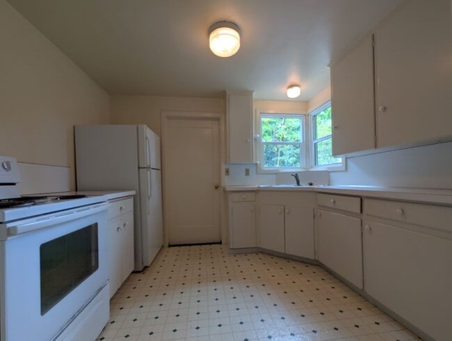 Photo - Great 2 bed/1 bath with tons of character!