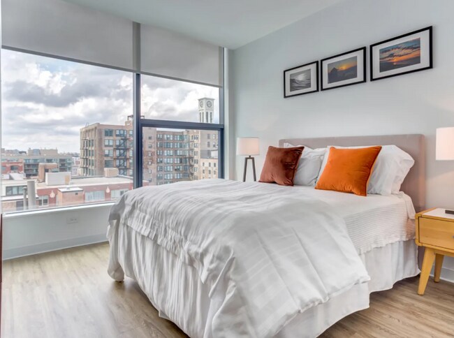 Photo - 819 W Van Buren St