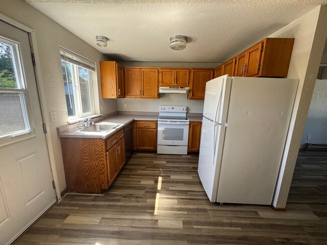 Building Photo - 2012 Larrabee Ave Rental