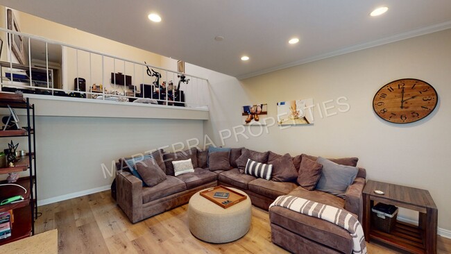 Beautiful 2 bed/2 Bath Home in Costa Mesa! - Beautiful 2 bed/2 Bath Home in Costa Mesa!