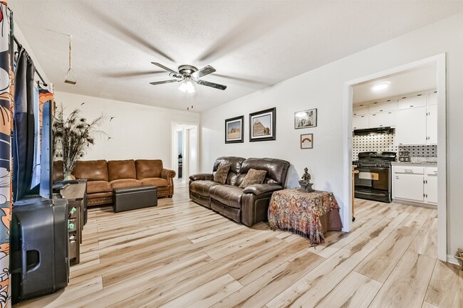 Photo - 222 Linda St