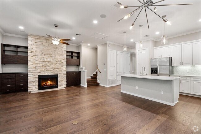 Building Photo - 1115 Kinney Ave Unit 42 Rental