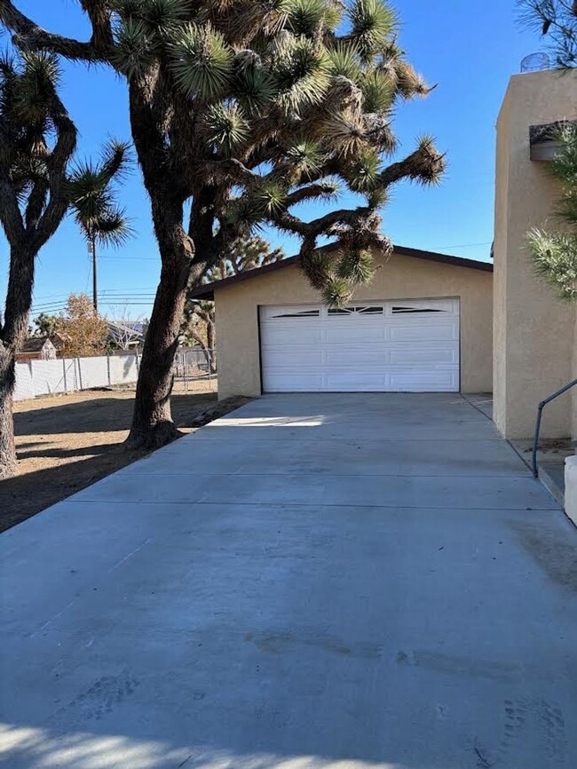 Photo - 7423 Dumosa Ave