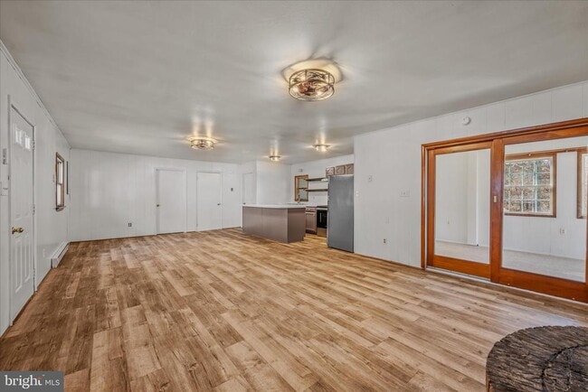 Photo - 438 Gloyd Ln