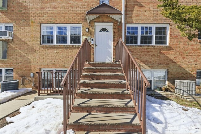 Photo - 125 College Dr