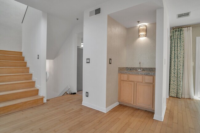 Photo - 1976 Waltonia Dr