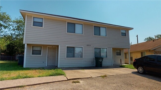 Building Photo - 1915 Pine Tree Dr Unit A