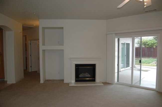 Building Photo - Spacious 3 Bed / 2 Bath Home – Over 2,000 Sq Ft