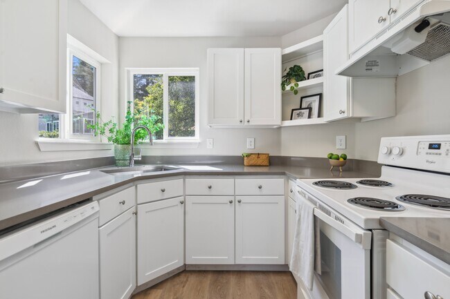 Photo - Skyline at Murrayhill