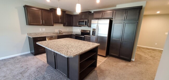 Photo - 686 Daphne Wy