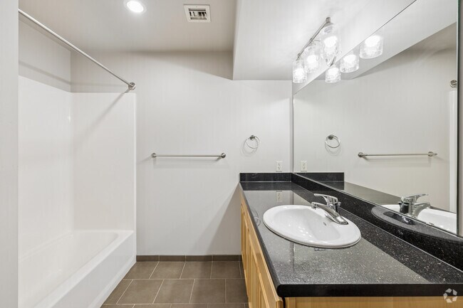 2BR, 2BA - 2,300SF - Primary Bathroom