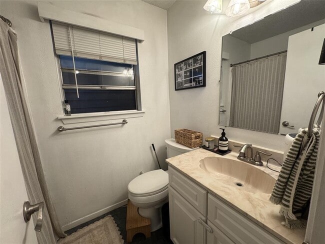 Photo - 207 Chippendale Ave