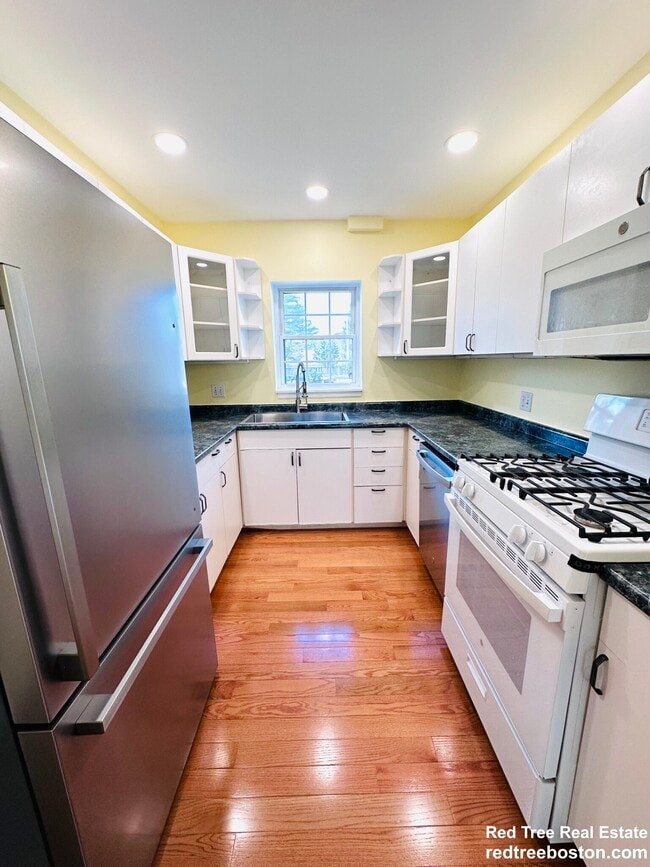 Building Photo - 162 Lake Shore Rd