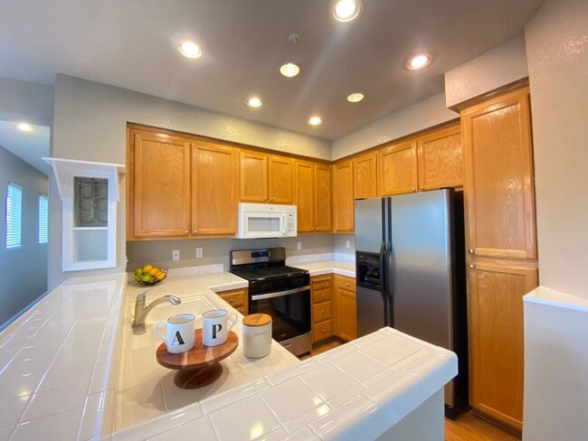 Building Photo - Low Deposit W/ Garage Parking & In Unit Laundry!