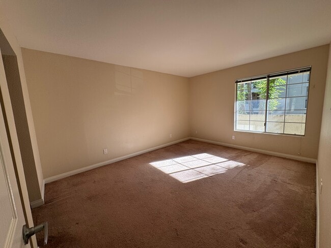 Building Photo - 5510 Owensmouth Ave Unit 202