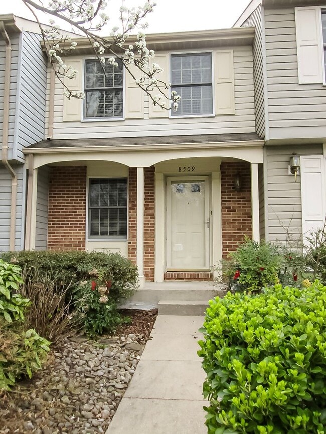 Building Photo - Lovely 2 Bedroom 2 Bathroom Townhome With ...