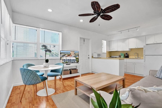Building Photo - 851 N Surf Rd Unit ID1312661P