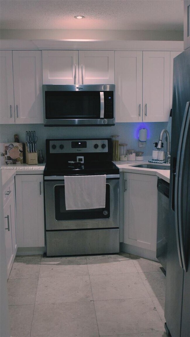 Photo - 6255 SW Kendale Lakes Cir Unidad 219