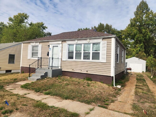 Building Photo - Charming 3 Bed, 1 Bath Bungalow in Berkley...