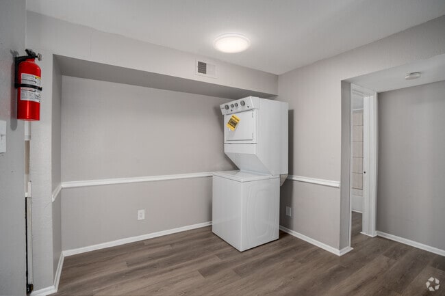 2BR, 2BA - 910SF - Dining Room
