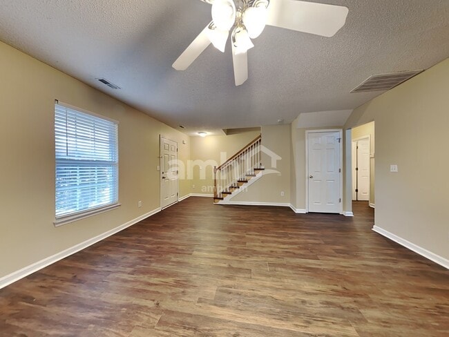 1095 Cobblestone Blvd