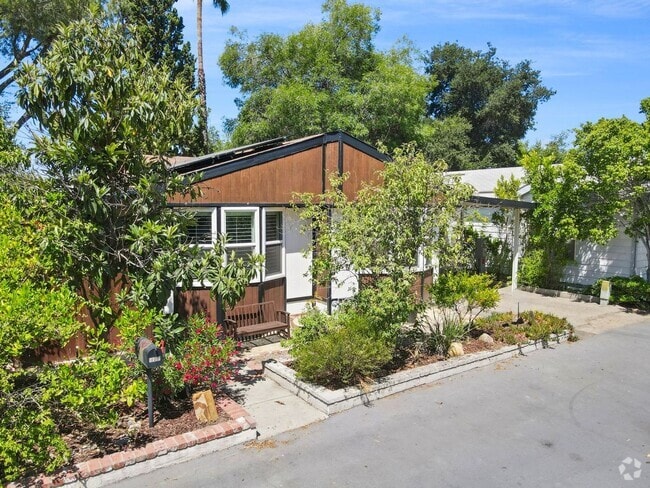 Building Photo - 3 Bedroom 2 Bath Home Located at the Top O...