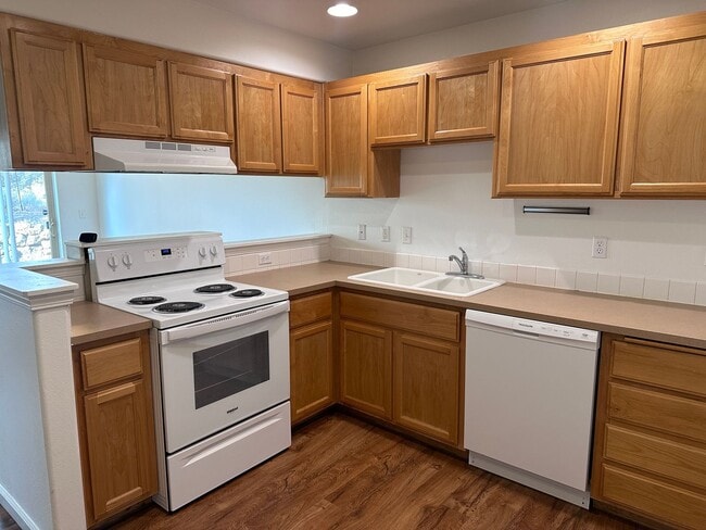 Photo - Updated 2 Bed Townhome w/ Garage, Fireplace & Utilities Included! Unidad #2