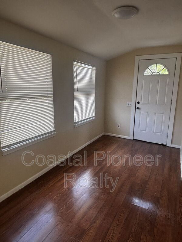 Photo - 606 Cross St