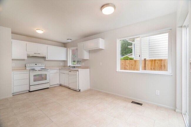 Photo - North Bothell 3 bdrm Townhome with private fenced yard