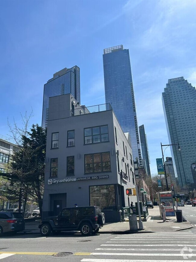 Building Photo - 43-45 Vernon Blvd Unit 2 Rental