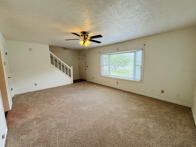Photo - 435 Wakeman Ct NE