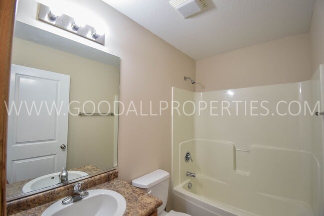 Photo - 2 Bedroom 2 Bath Updated Townhome in Ankeny with attached two car garage